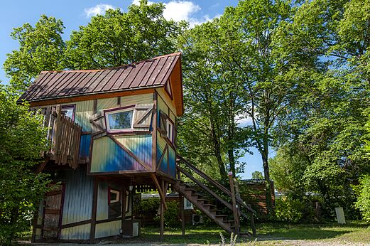 Kleurrijke en originele boomhut op camping CAPFUN R�gni�re in VILLETTE D'ANTHON (38).