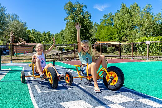 Kinderen op skelters op camping CAPFUN R�gni�re VILLETTE D'ANTHON.