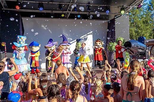 Animatie met mascottes en kinderen onder bellen op camping CAPFUN R�gni�re in VILLETTE D'ANTHON (38).