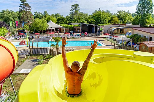 Reuzenglijbaan en buitenzwembad op camping CAPFUN Régnière in VILLETTE D'ANTHON (38).