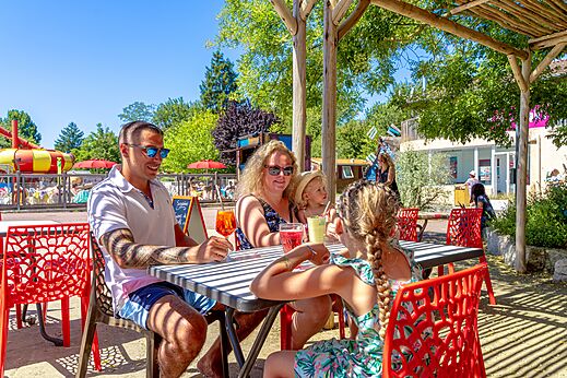 Familie genietend van de bar bij CAPFUN R�gni�re, VILLETTE D'ANTHON (38).