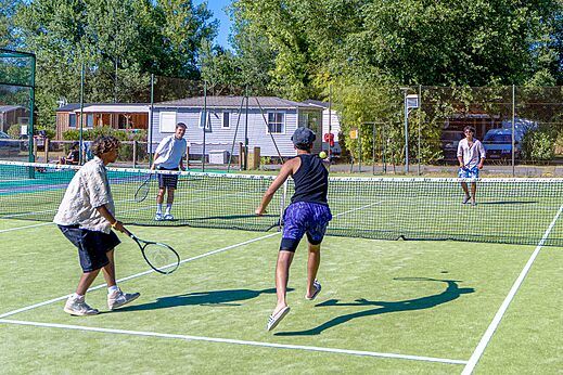 Tenniswedstrijd op het multisportterrein bij camping CAPFUN R�gni�re in VILLETTE D'ANTHON.