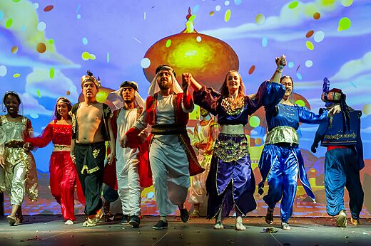 Verklede dansshow op podium, animatie op camping CAPFUN R�gni�re in VILLETTE D'ANTHON (38).