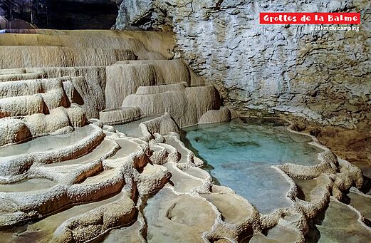 Grotten van La Balme, geologische formaties en turquoise waterpoelen nabij Villette d'Anthon.