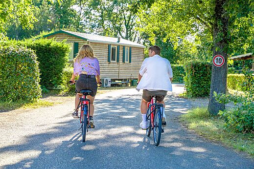 Koppel op de fiets voor stacaravan op camping CAPFUN R�gni�re VILLETTE D'ANTHON (38).