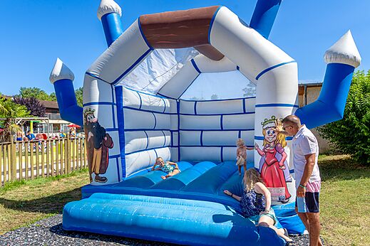 Opblaasbaar kasteel met spelende kinderen op camping CAPFUN R�gni�re in VILLETTE D'ANTHON (38).