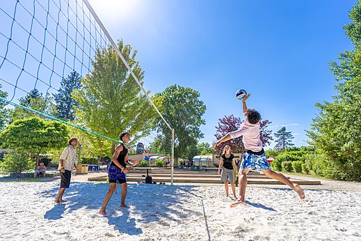 Beachvolleybal op zandveld op camping CAPFUN R�gni�re in VILLETTE D'ANTHON (38).
