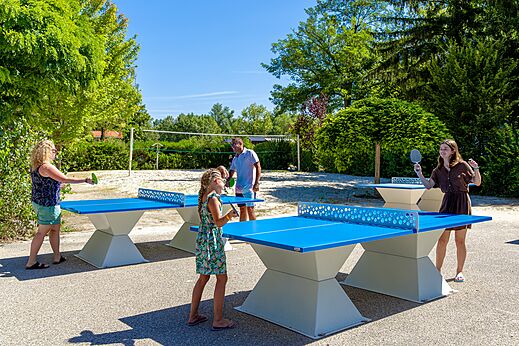Buiten pingpongtafels, familie spelend op CAPFUN R�gni�re, VILLETTE D'ANTHON (38).