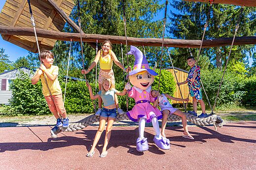 Kinderen en mascotte op grote touwschommel, camping CAPFUN R�gni�re VILLETTE D'ANTHON (38).
