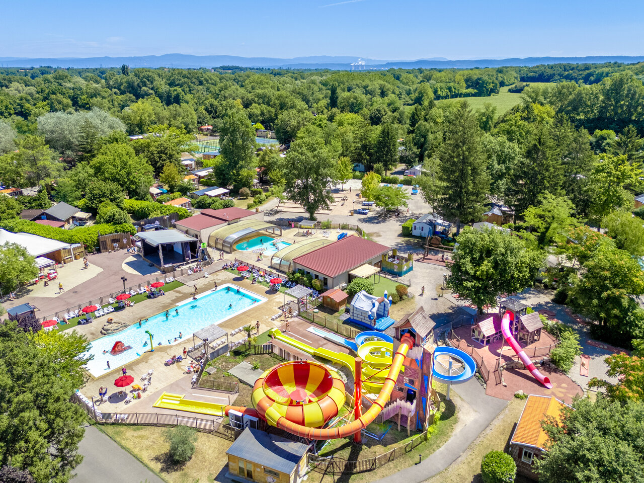 Groot waterpark met glijbanen en zwembaden op camping CAPFUN R�gni�re: Boomhutten in Lyon in Villette d'Anthon (38).