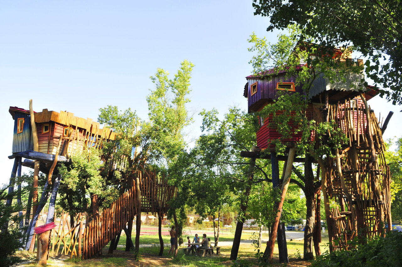 Originele boomhutten en speelruimte op camping CAPFUN R�gni�re in Villette d'Anthon.