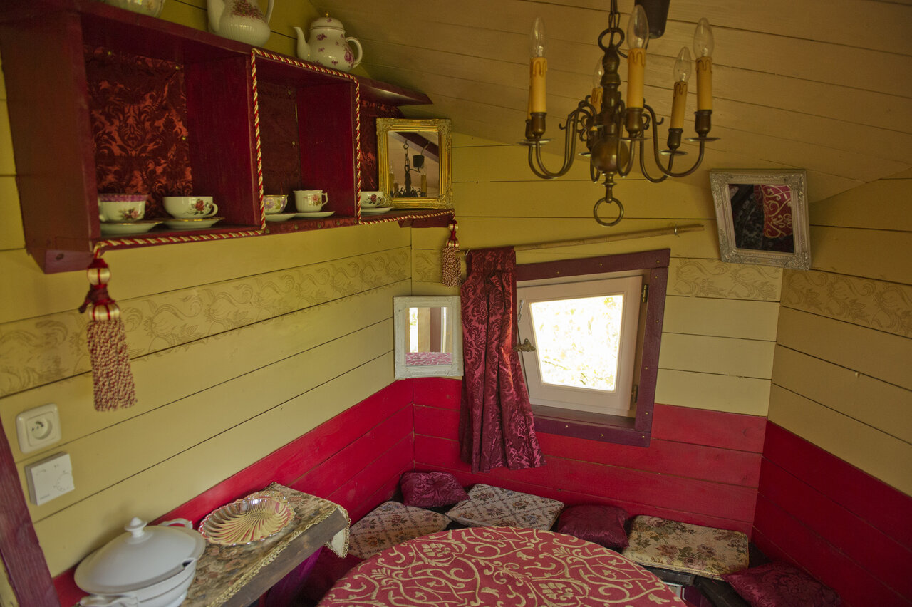 Gedecoreerd interieur van ongewone accommodatie op camping CAPFUN R�gni�re: Boomhutten in Lyon in Villette d'Anthon (38).