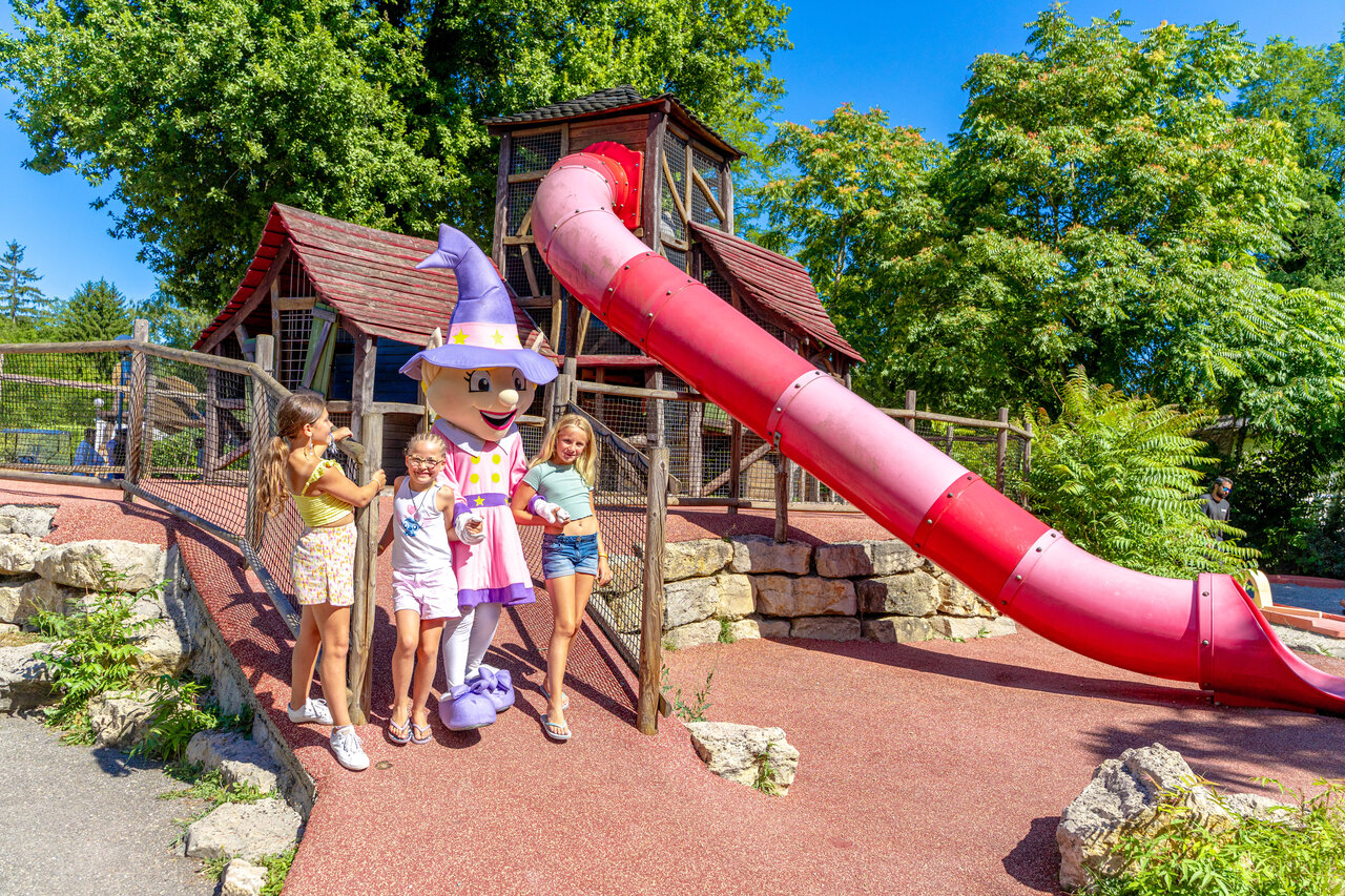 Reuzenglijbaan, kinderen en mascotte op camping CAPFUN R�gni�re in Villette d'Anthon.