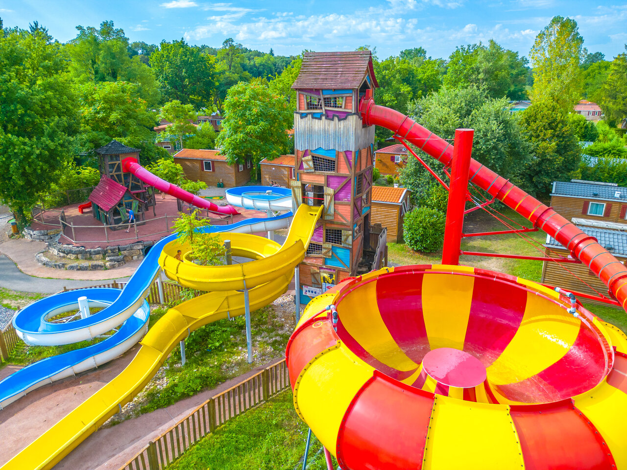 Reusachtige waterglijbanen en speelstructuur op camping CAPFUN R�gni�re in Villette d'Anthon.