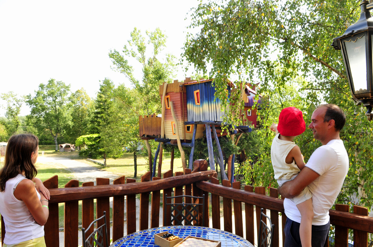 Kleurrijke boomhutten op camping CAPFUN R�gni�re: Maisons dans les arbres � Lyon � Villette d'Anthon (38).