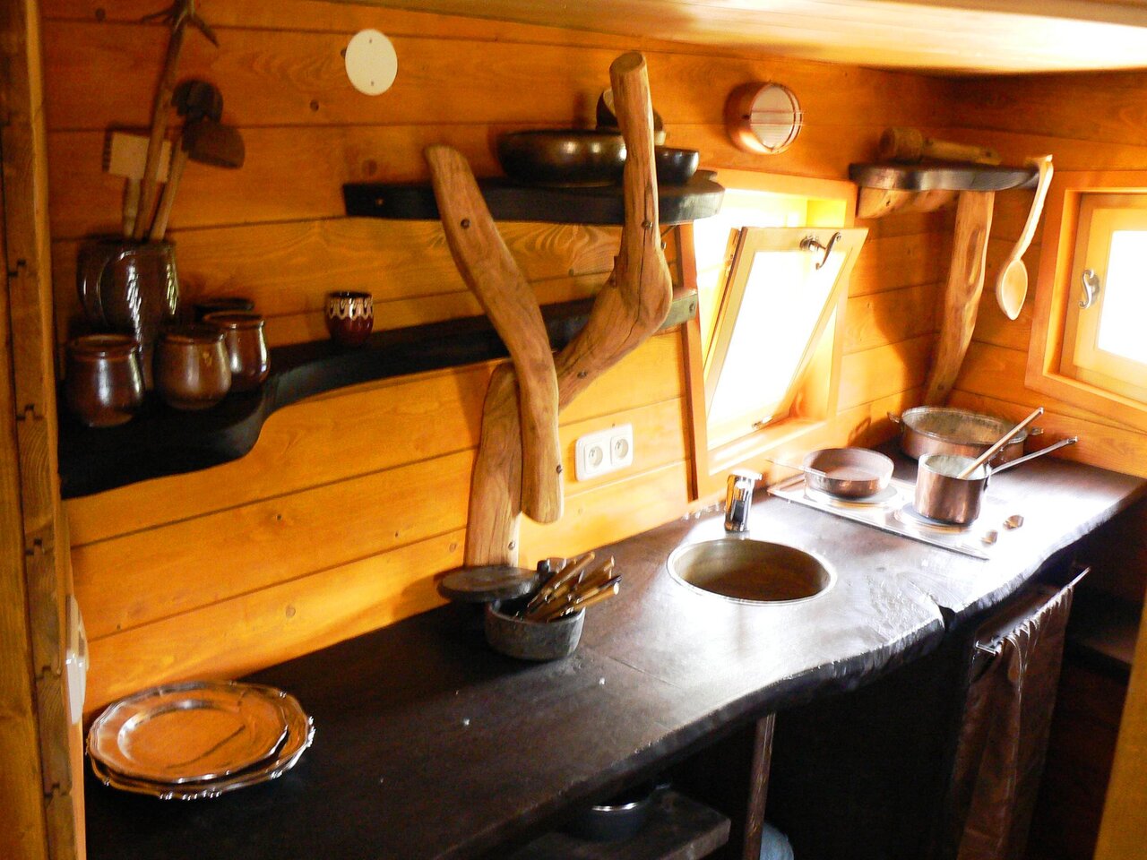Rustieke houten keuken met spoelbak en kookplaten op camping CAPFUN R�gni�re: Boomhutten in Lyon in Villette d'Anthon (38).