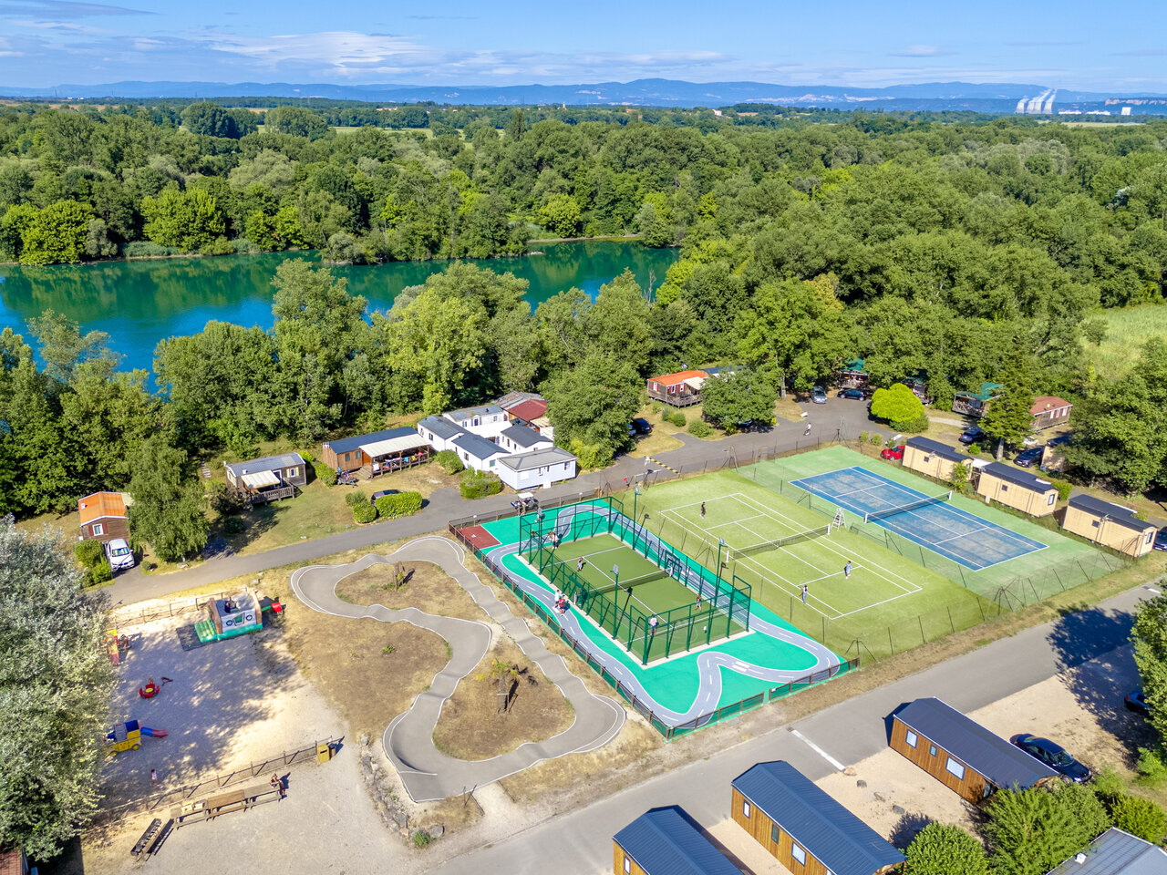 Sportvelden, stacaravans, meer, luchtfoto op camping CAPFUN R�gni�re in Villette d'Anthon (38).