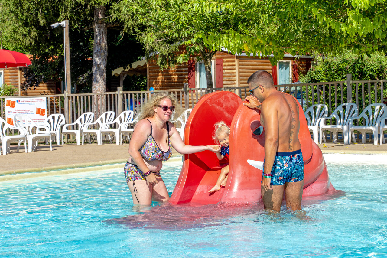 Waterglijbaan voor kinderen en familie in zwembad op camping CAPFUN R�gni�re : Maisons dans les arbres � Lyon � Villette d'Anthon (38).