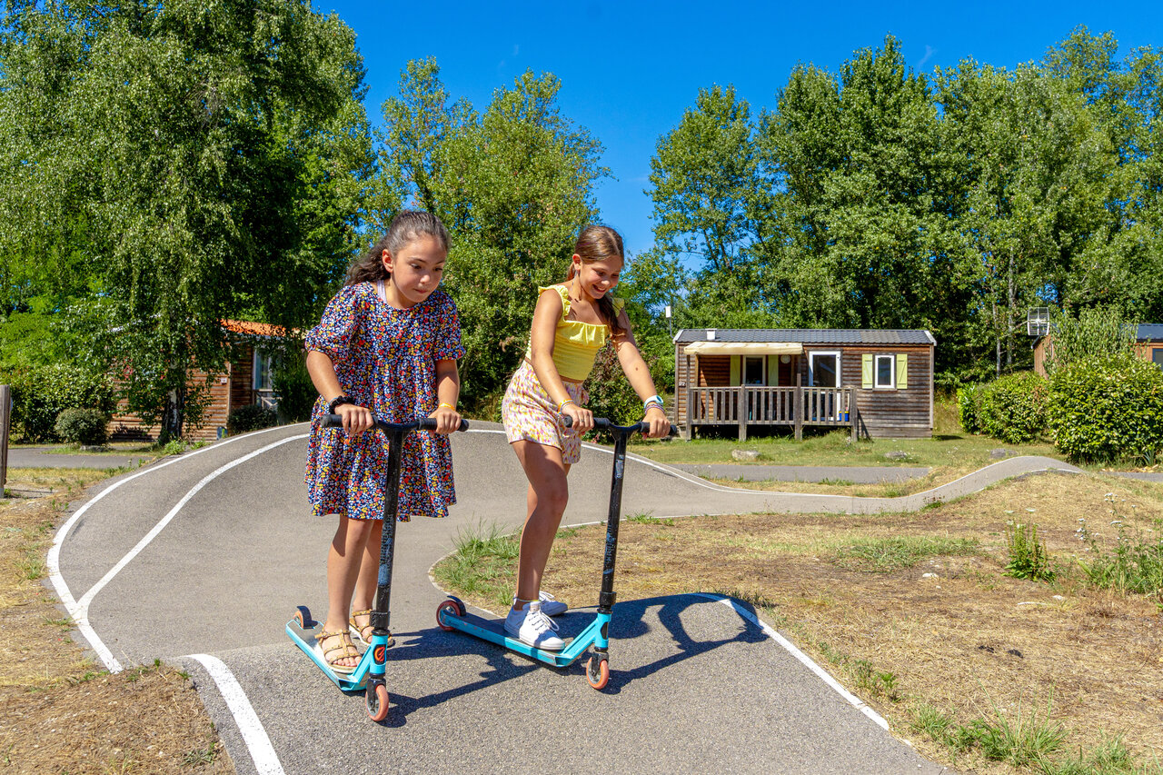Pump track en scooters voor kinderen op camping CAPFUN R�gni�re: Boomhutten in Lyon in Villette d'Anthon (38).