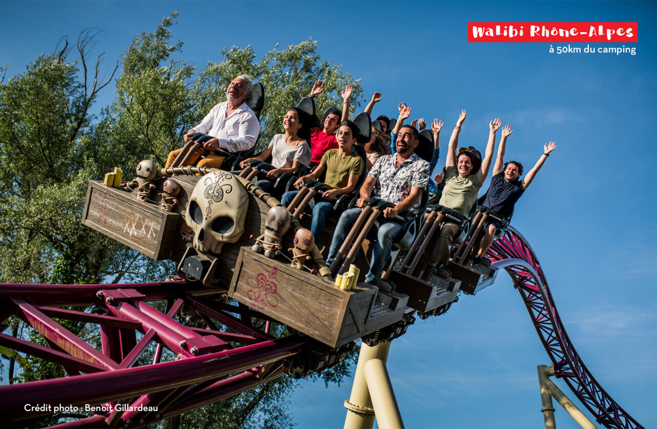 Spannende achtbaan in Walibi Rh�ne-Alpes, attractiepark nabij de camping.
