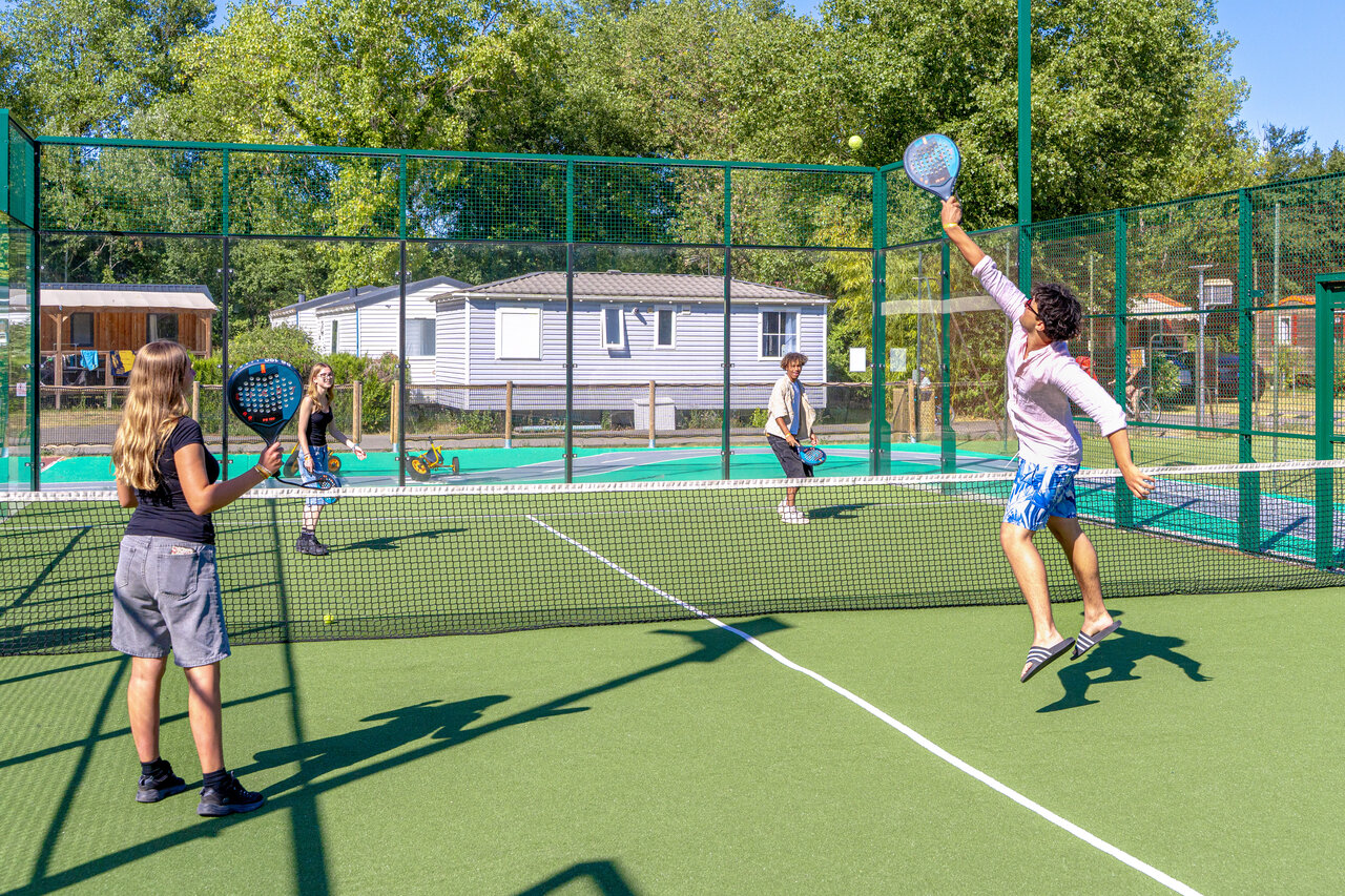 Padelbaan met spelers, stacaravans op camping CAPFUN R�gni�re in Villette d'Anthon.
