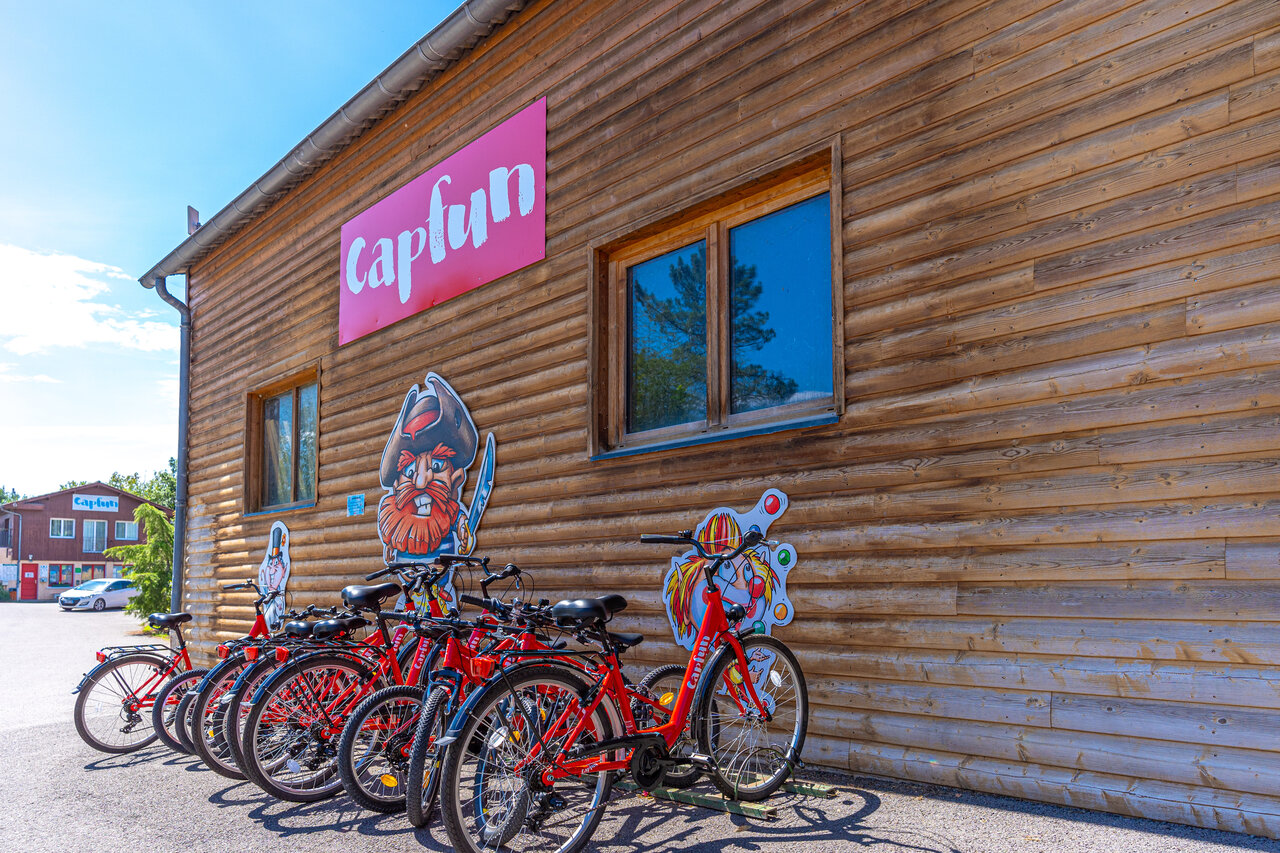 Rode fietsen opgesteld voor Capfun gebouw op camping CAPFUN R�gni�re in Villette d'Anthon.