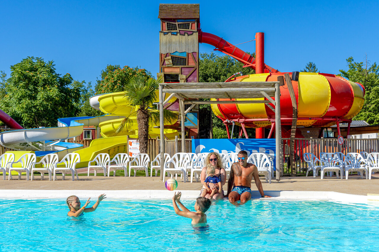 Zwembad en glijbanen met familie op camping CAPFUN R�gni�re : Maisons dans les arbres � Lyon � Villette d'Anthon (38).