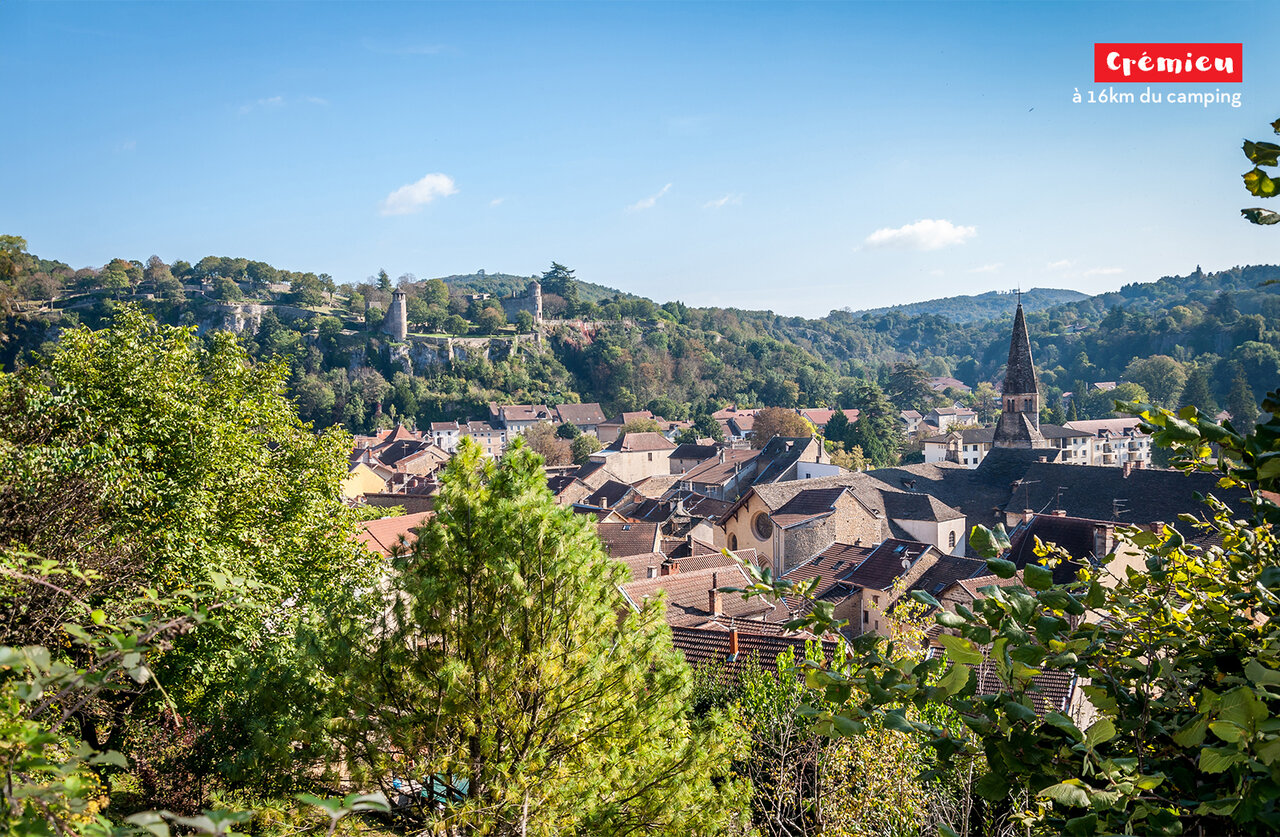 Middeleeuwse stad Cr�mieu, Is�re, met kerk en historische vestingmuren.