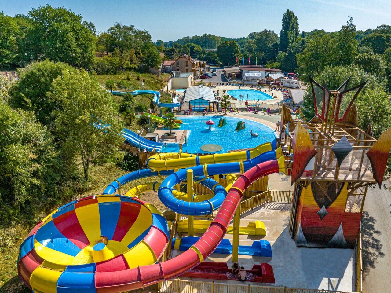 Waterpark met reuzenglijbanen en zwembaden op camping CAPFUN La Rivi�re (86).