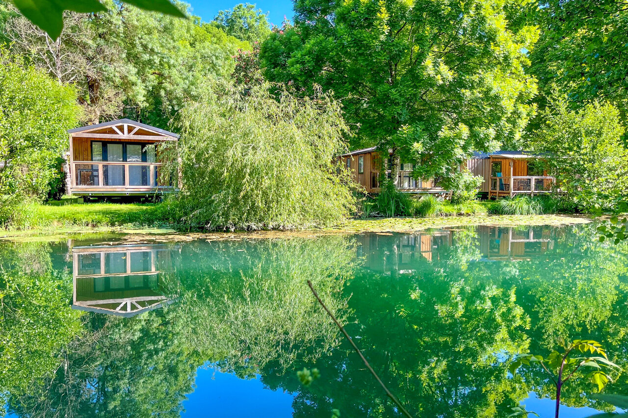 Houten Mobil-homes aan een vijver, natuur op camping CAPFUN La Rivi�re in Valence-en-Poitou (86).