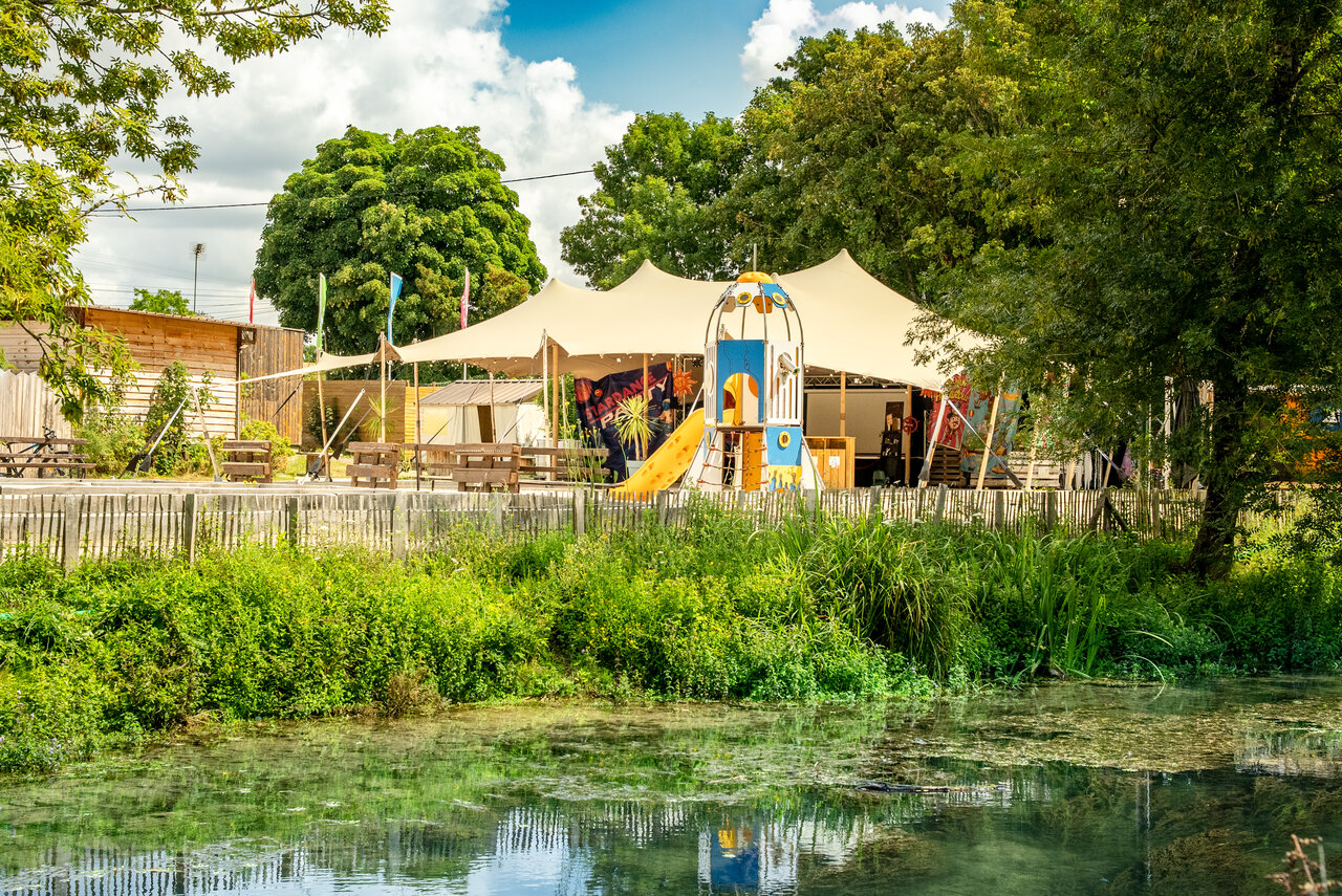 Speeltuin, animatietent op camping CAPFUN La Rivi�re in Valence-en-Poitou.