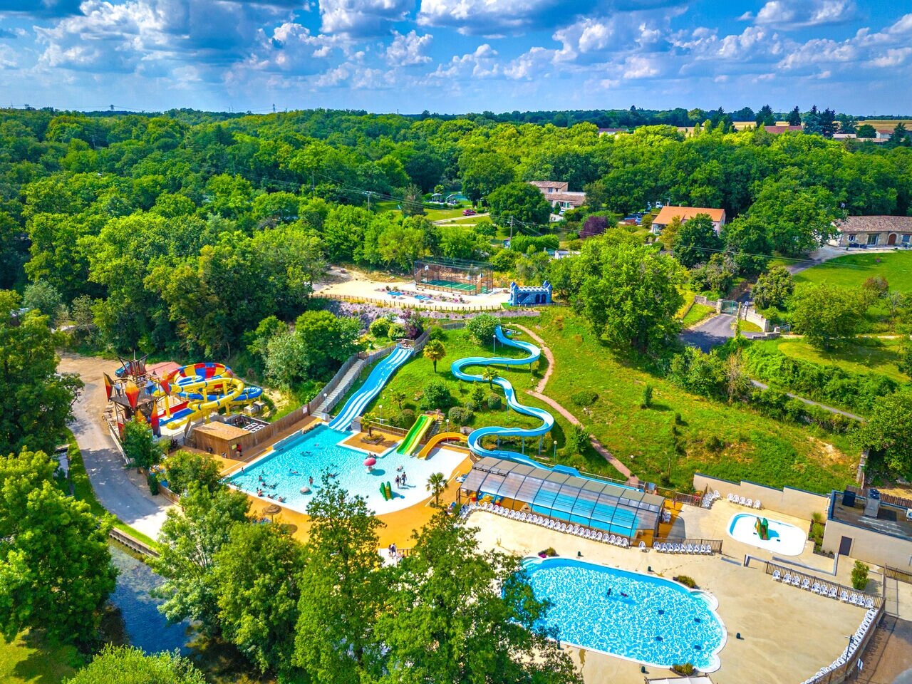 Waterpark, glijbanen en zwembaden op CAPFUN La Rivi�re, Valence-en-Poitou (86).
