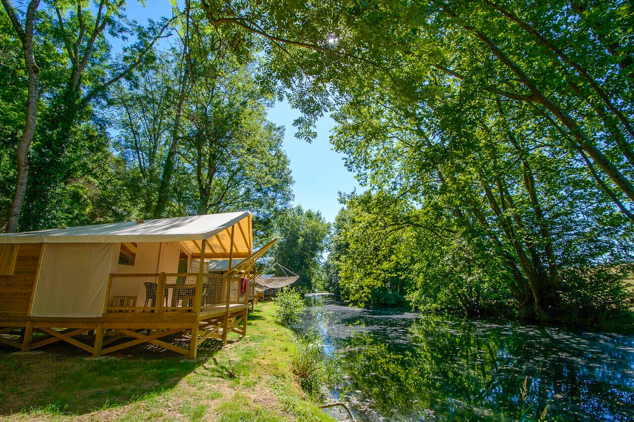 Comfortabele lodgetent aan de rivier op camping CAPFUN La Rivi�re in Valence-en-Poitou (86).