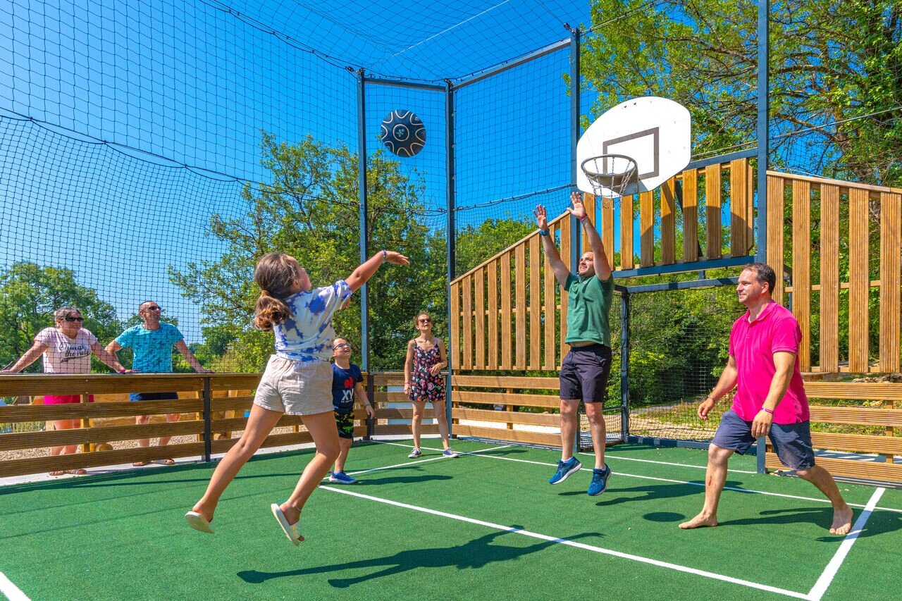 Multisportterrein volleybal basketbal familie op camping CAPFUN La Rivi�re in Valence-en-Poitou.