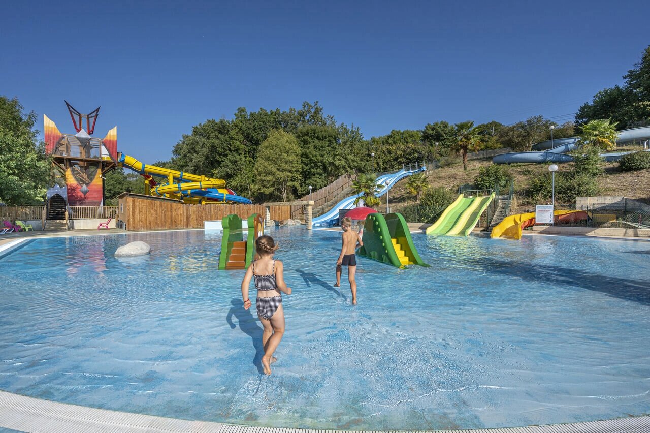 Waterpark, glijbanen op CAPFUN La Rivi�re, Valence-en-Poitou (86).