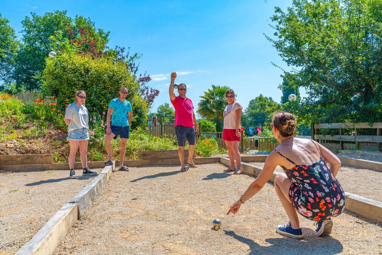 Jeu de boules spel op camping CAPFUN La Rivi�re in Valence-en-Poitou.