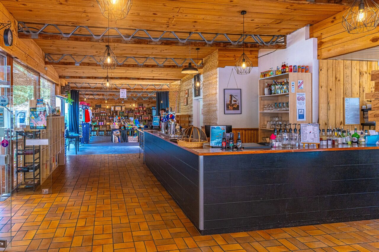 Bar en winkel op CAPFUN La Rivi�re in Valence-en-Poitou (86).