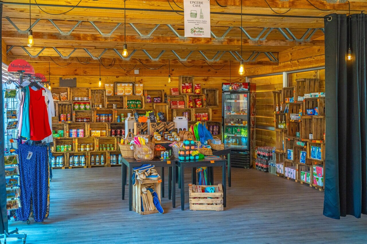 Campingwinkel op camping CAPFUN La Rivi�re in Valence-en-Poitou (86).