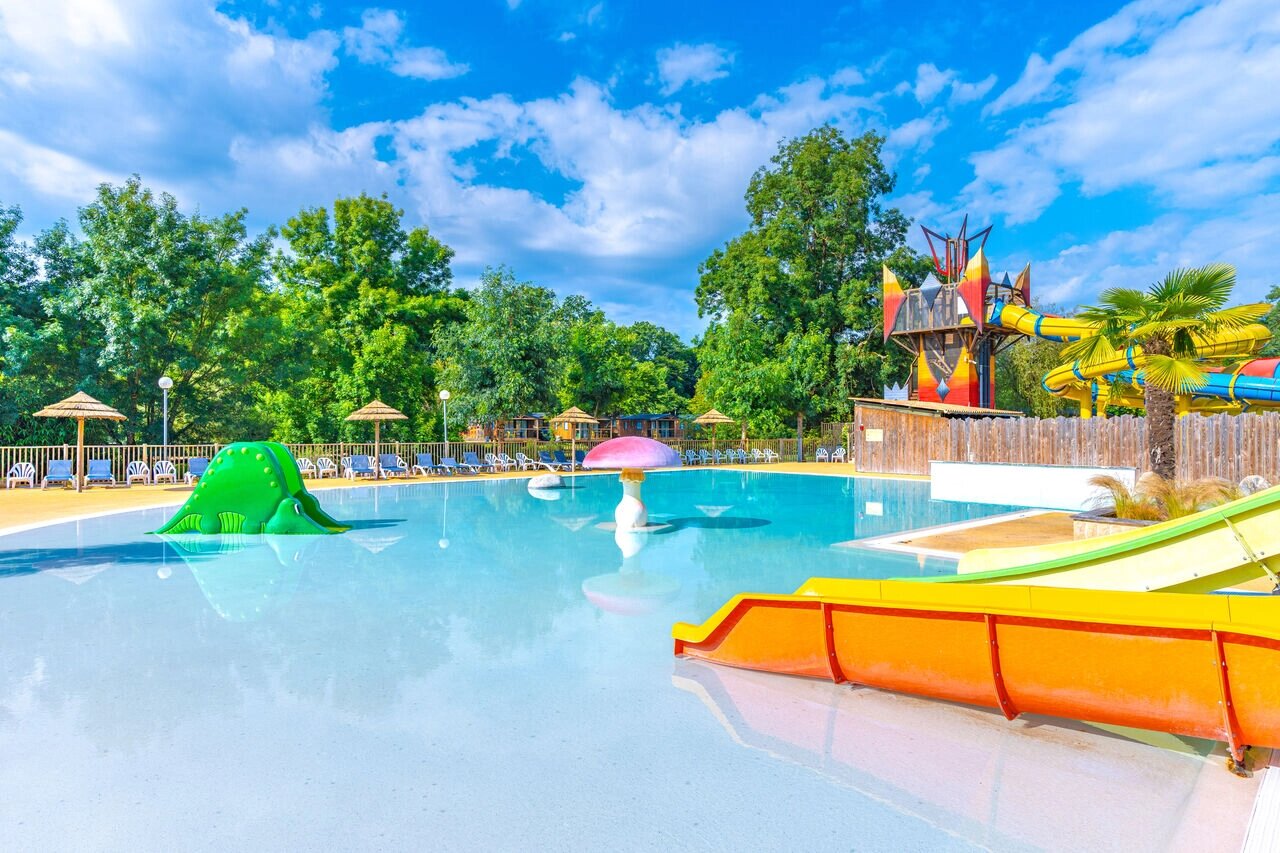 Zwembad, glijbanen en waterspellen op camping CAPFUN La Rivi�re in Valence-en-Poitou.