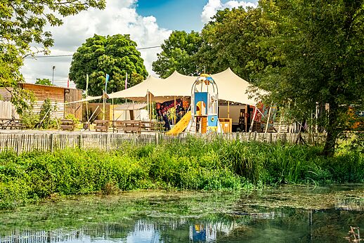 Raketspeeltuin en animatieruimte onder tent op camping CAPFUN La Rivière in Valence-en-Poitou (86).