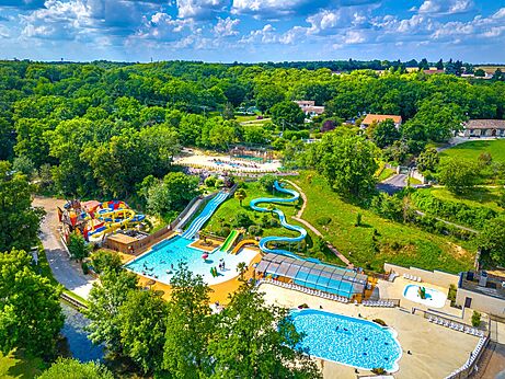 Zwembaden en reuzenglijbanen, luchtfoto van camping CAPFUN La Rivi�re, Valence-en-Poitou.