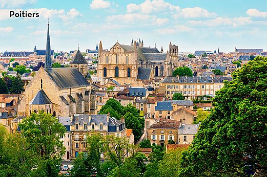 Poitiers, historische stad met kerken en oude daken.