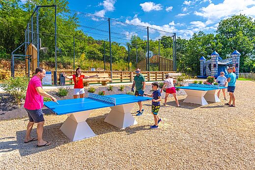 Pingpongtafels, multisportterrein op camping CAPFUN La Rivière in Valence-en-Poitou.