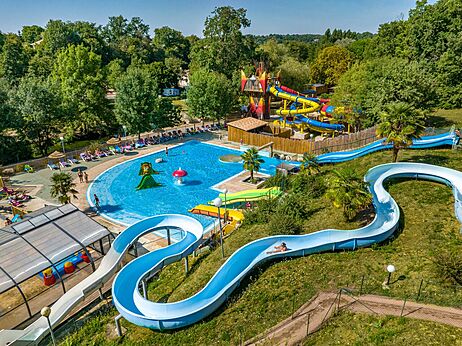 Reuzenglijbanen en buitenzwembaden op camping CAPFUN La Rivière in Valence-en-Poitou (86).