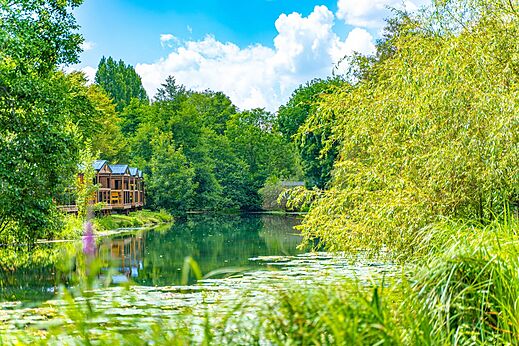 Chalets, vijver, op camping CAPFUN La Rivière in Valence-en-Poitou (86).