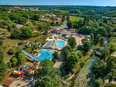 Waterpark, zwembaden en glijbanen, luchtfoto op camping CAPFUN La Rivière.
