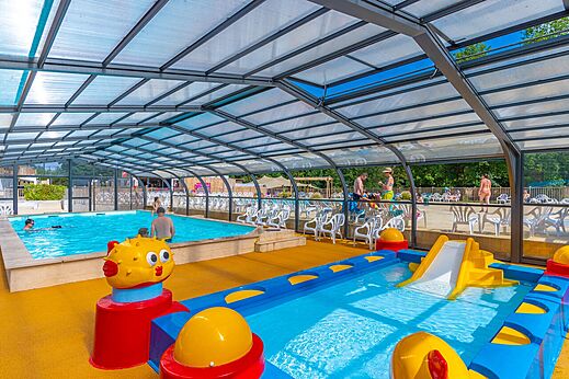 Overdekt zwembad en kinderbad op camping CAPFUN La Rivière.