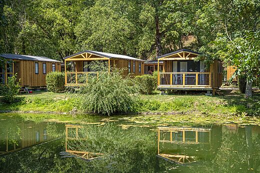 Stacaravans op camping CAPFUN La Rivière in Valence-en-Poitou (86).