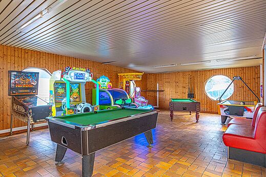 Speelzaal met biljarttafels, flipperkast, arcade machines op camping CAPFUN La Rivi�re in Valence-en-Poitou (86).
