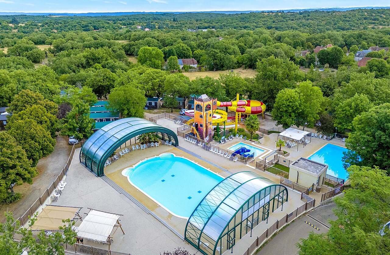 Overdekte en buitenbaden, reusachtige waterglijbanen op camping CAPFUN Roca d'Amour in PADIRAC (46).